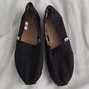 Black TOMS size 8.5